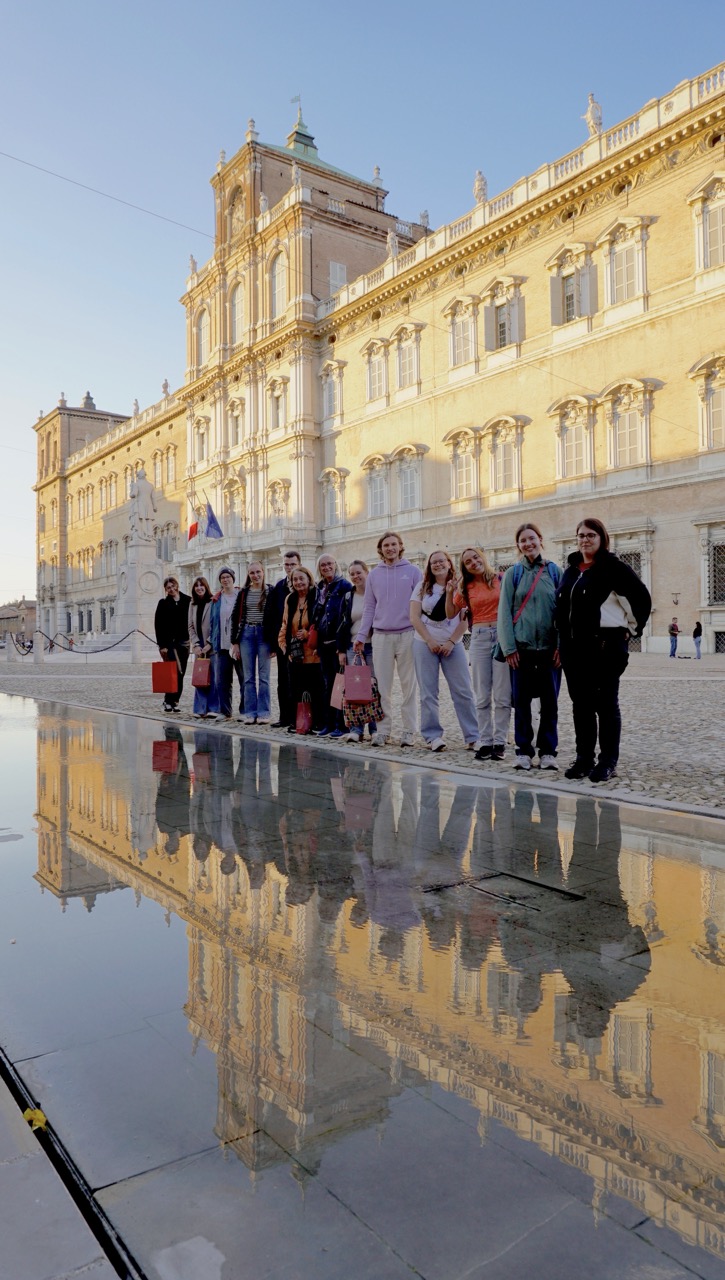 Gruppe vor dem Palazzo Ducale Modena; Spiegelung im Wasserbecken.