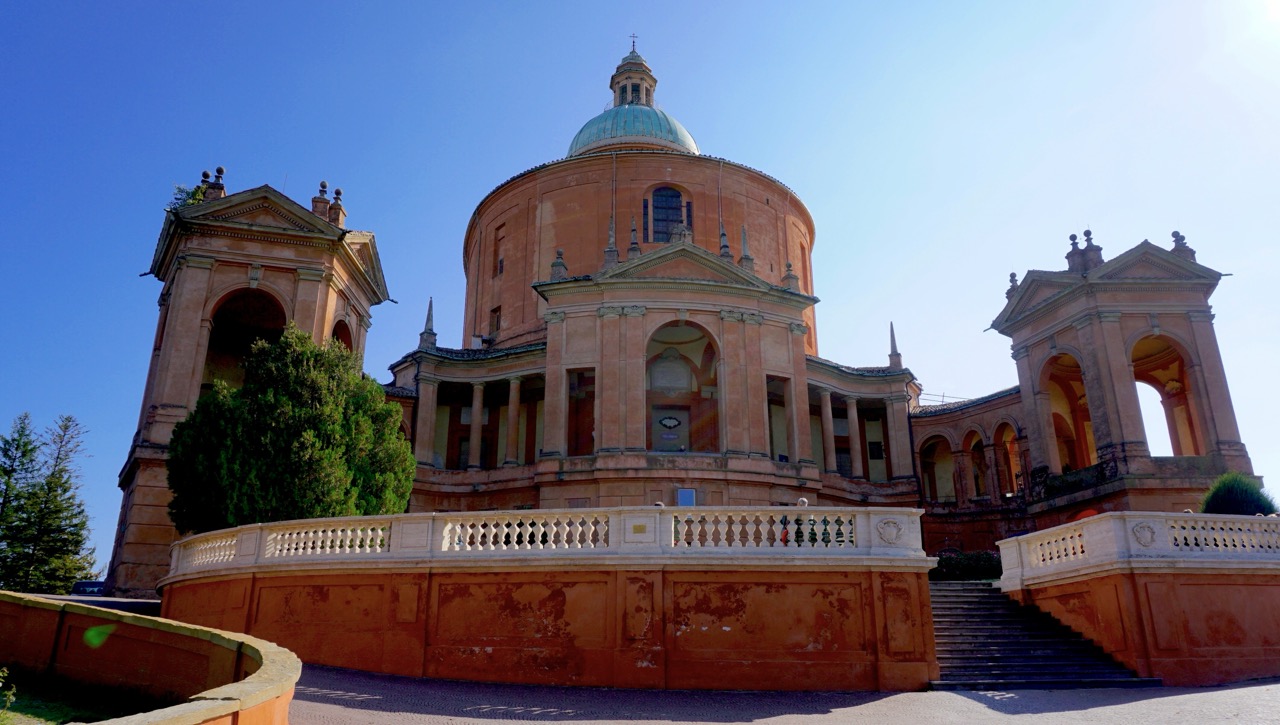 Santuario della Madonna di San Luca, runder Bau mit Kuppel und Kolonnaden.