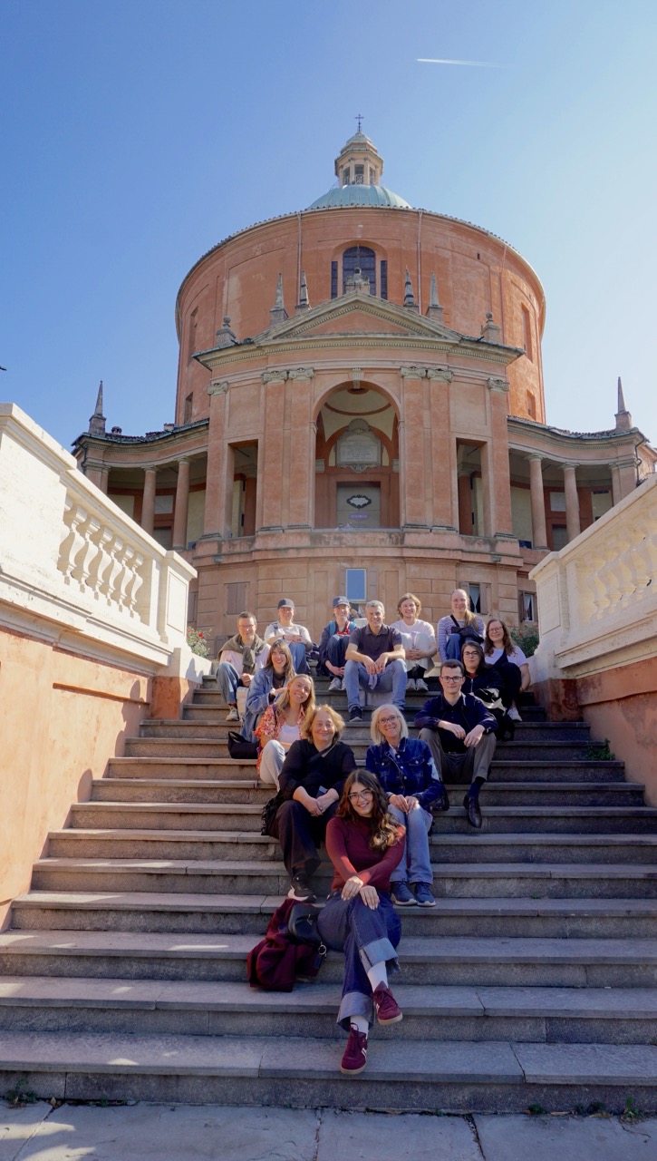 Gruppenfoto auf Treppe vor dem Santuario della Madonna di San Luca.