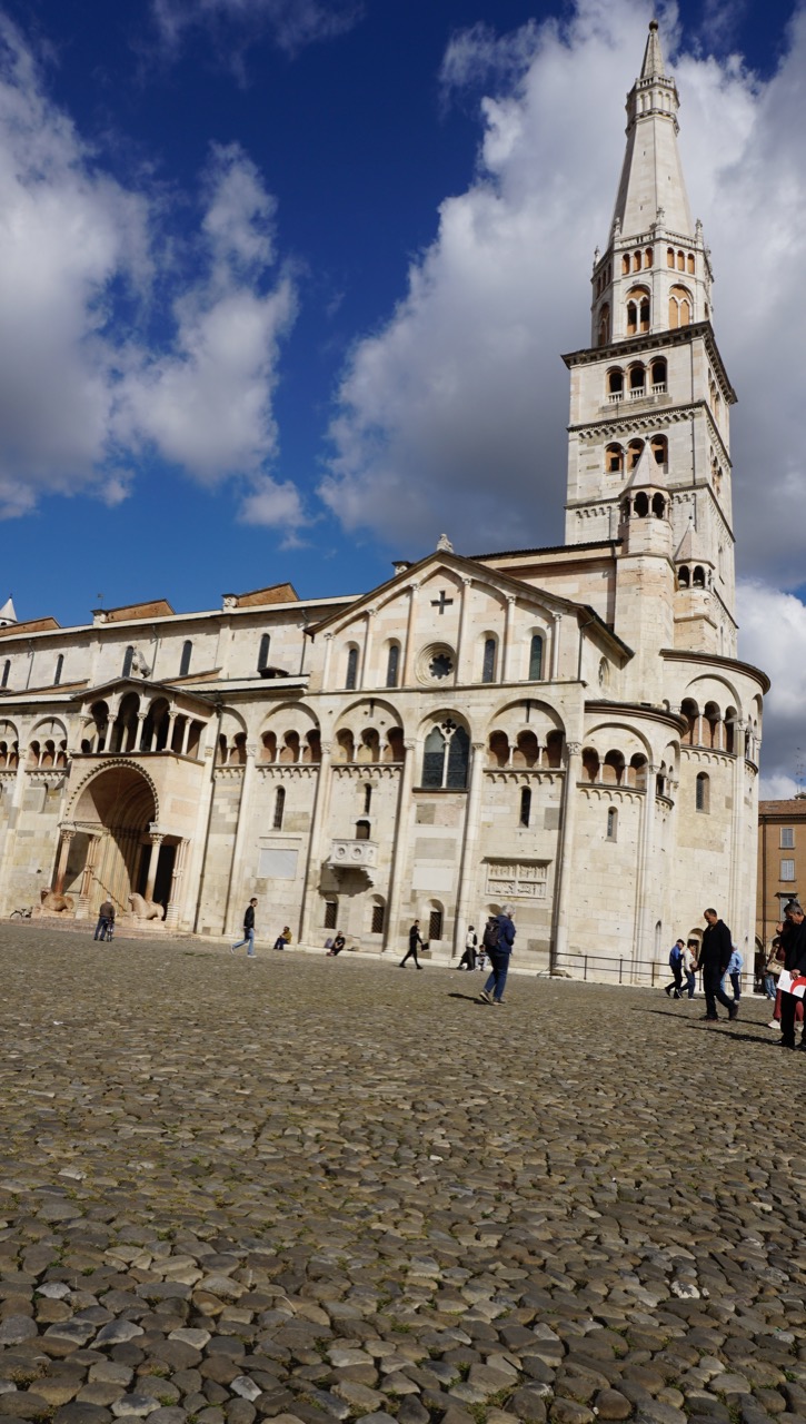 Seitenfassade der Kathedrale von Modena mit dem Ghirlandina-Glockenturm.