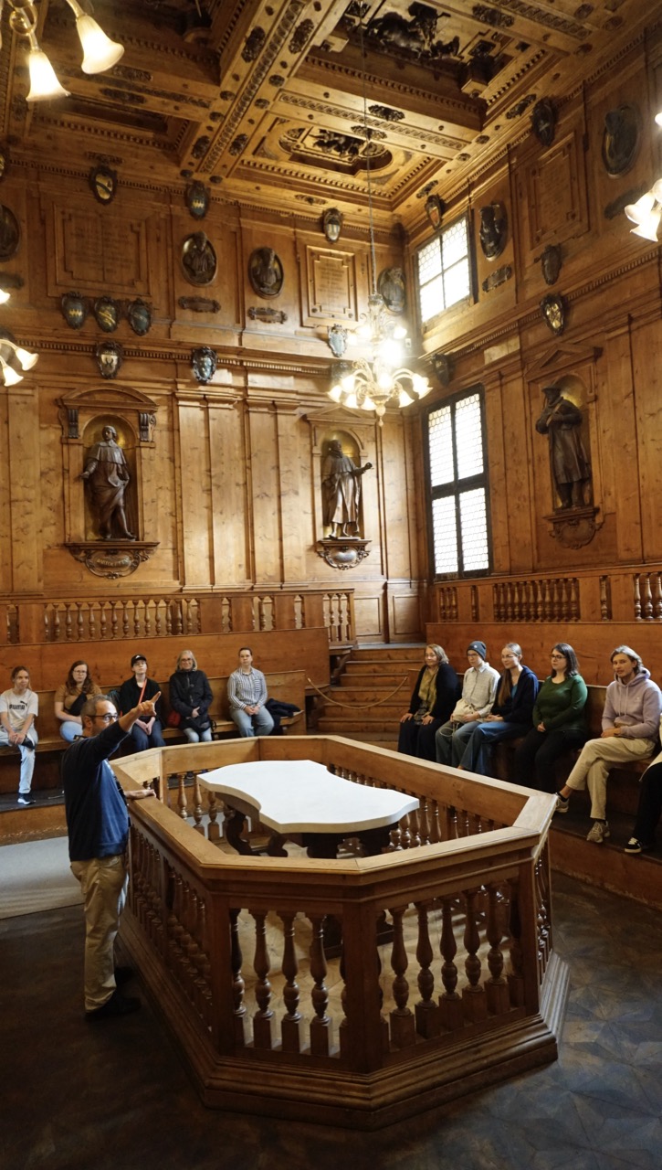 Führung im holzgetäfelten Teatro Anatomico; Seziertisch in der Mitte.