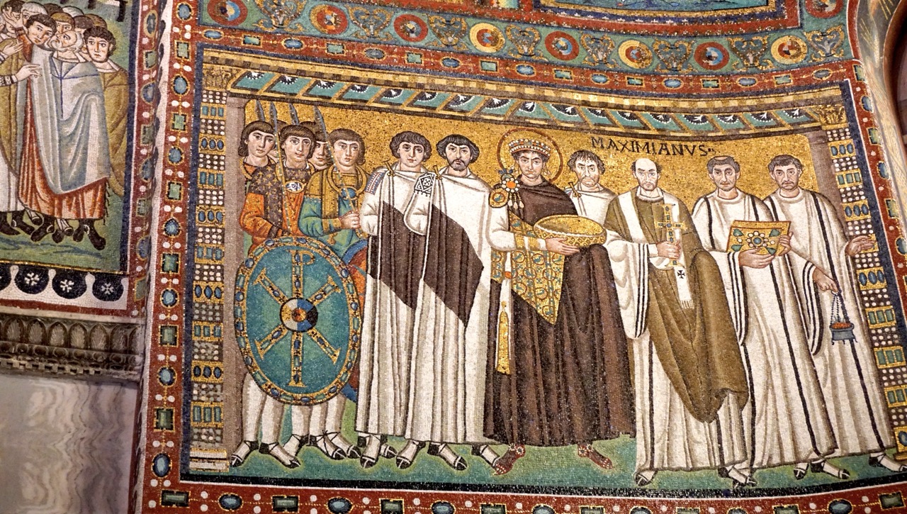 Byzantinisches Mosaik in Ravenna mit Menschen in Prozession